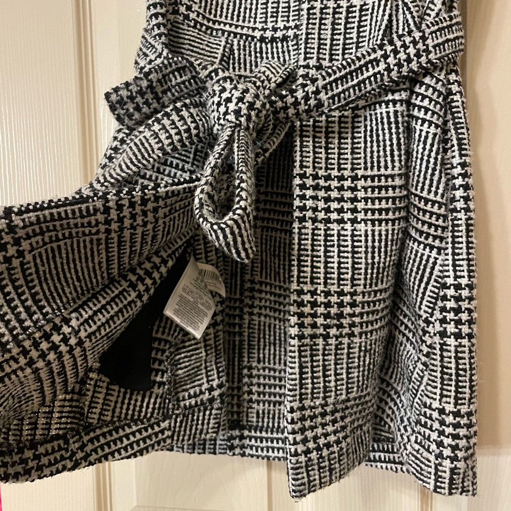 BCBGeneration Black & White Houndstooth Knit Belted Wrap Sleeveless Dress Jacket - Picture 5 of 7